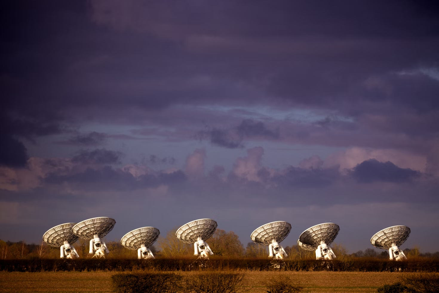 Conjunto de grandes antenas dirigidas al espacio.