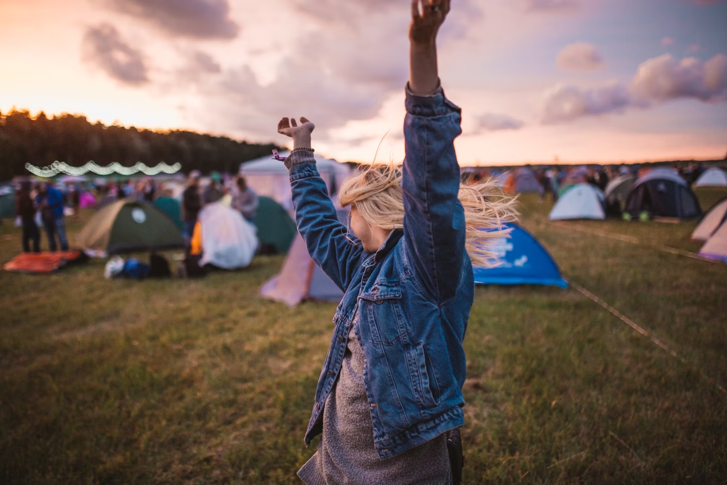 Una joven baila en un festival.