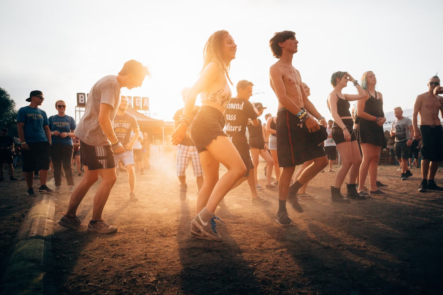 Asistentes a un festival bailando.