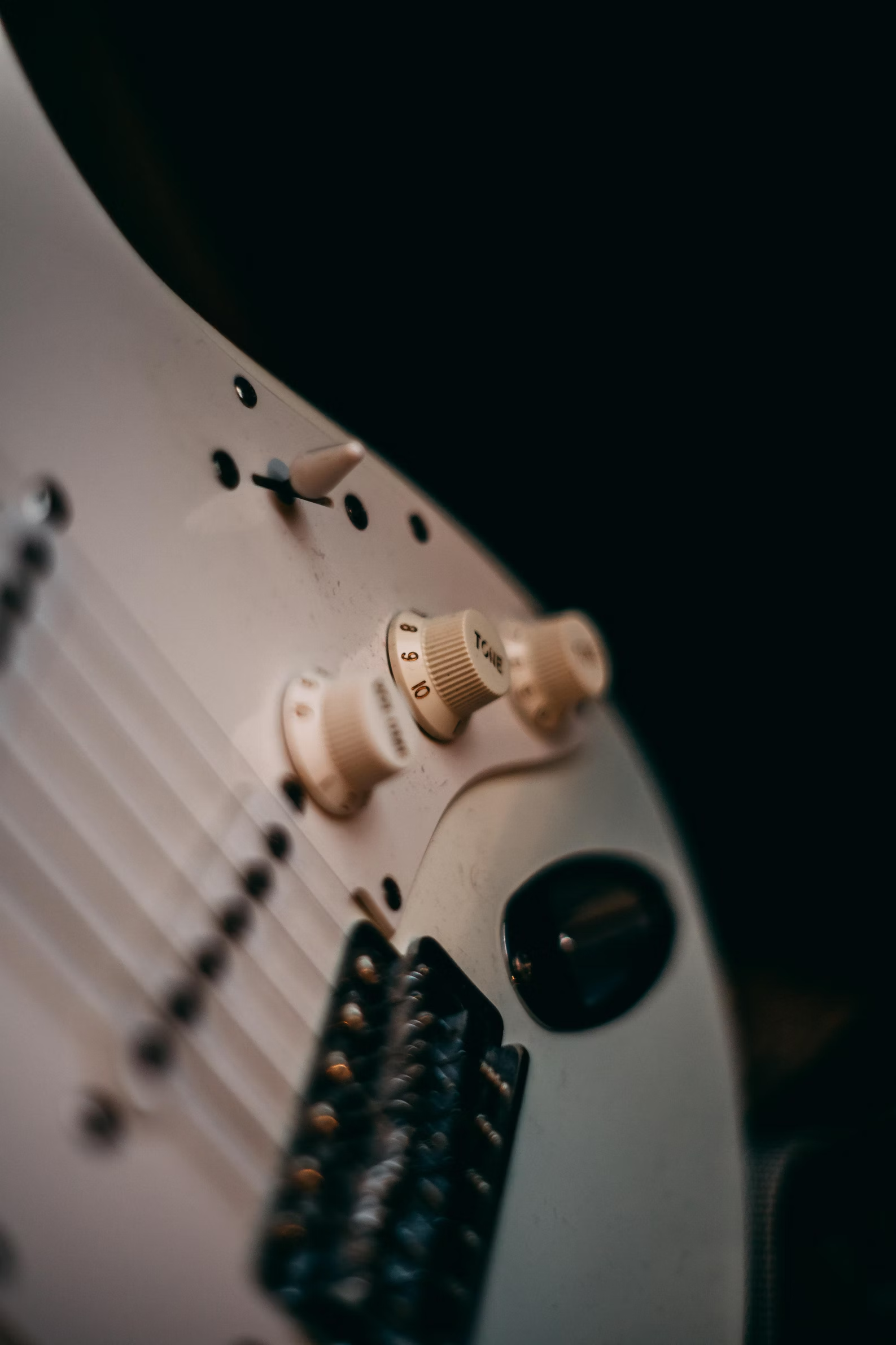 Guitarra eléctrica blanca.