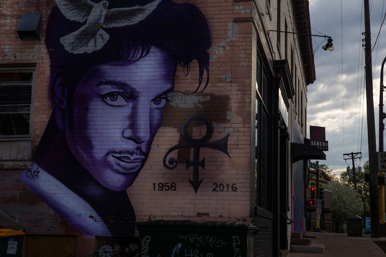 Graffiti en homenaje a Prince.