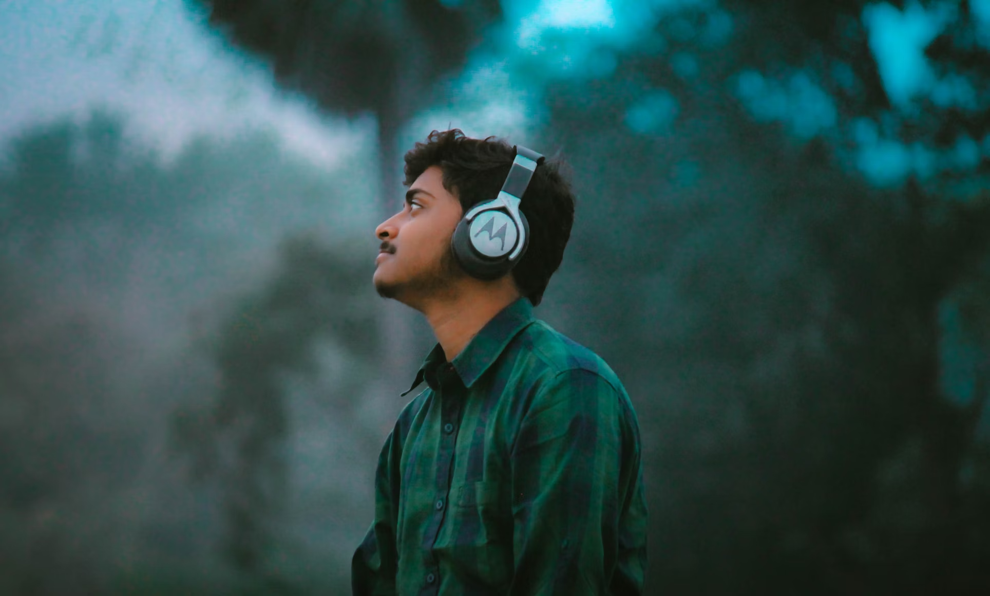 Un hombre escucha música con auriculares.