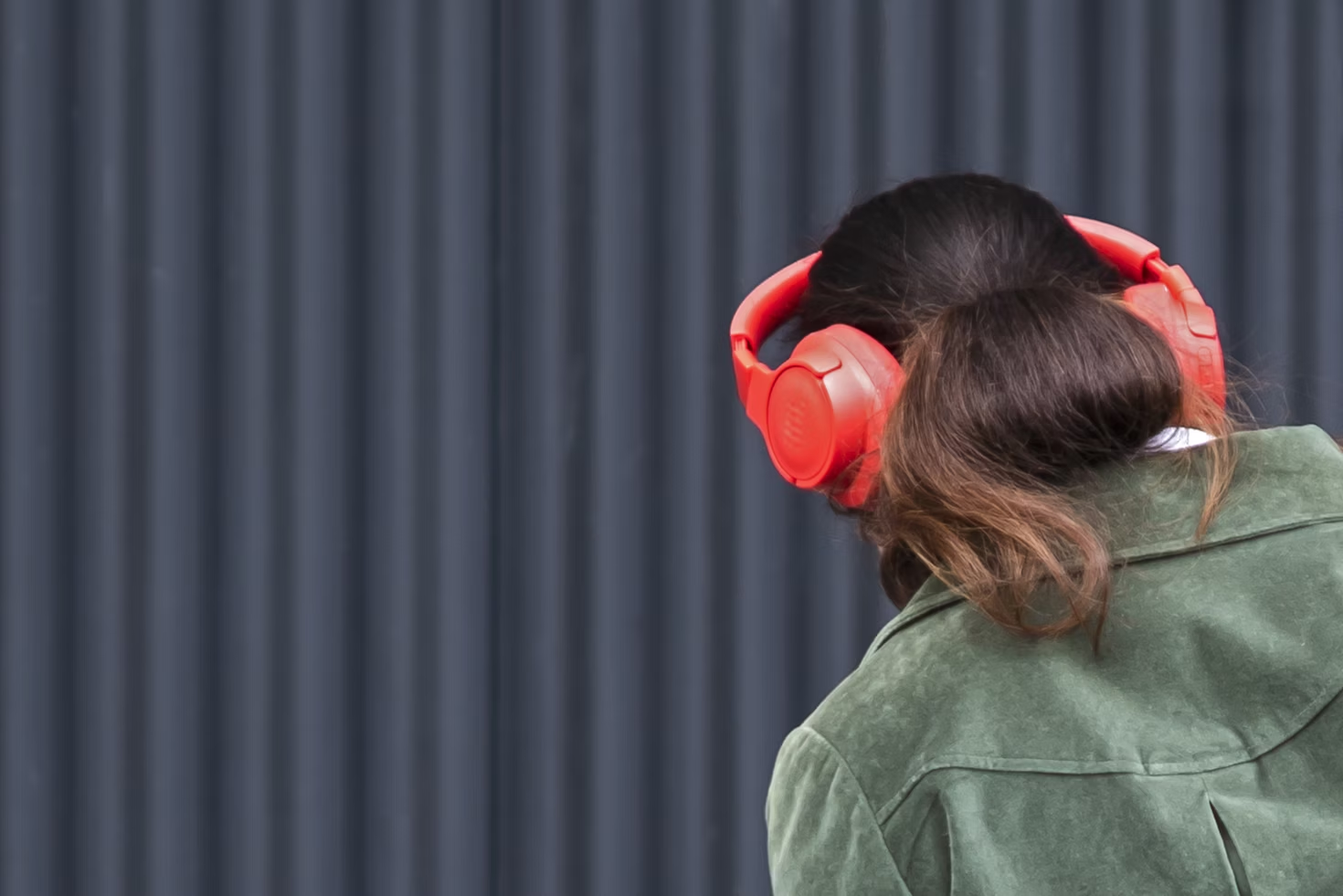 Mujer escuchando música con auriculares.