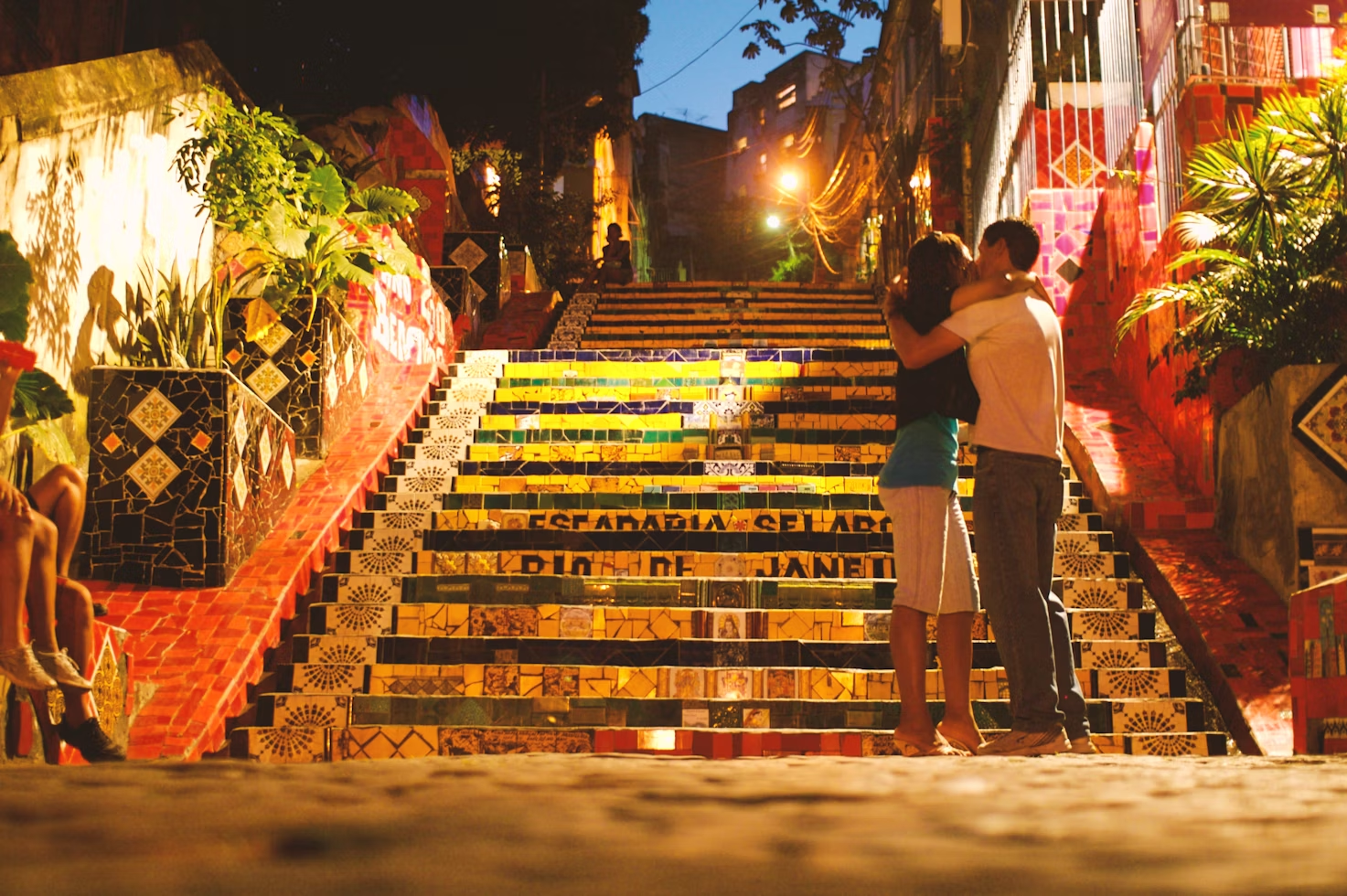 Una pareja se besa en las escaleras de una favela.