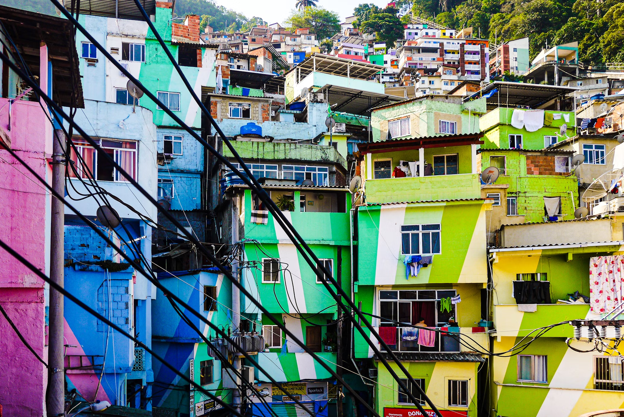 Edificios coloristas en una favela.