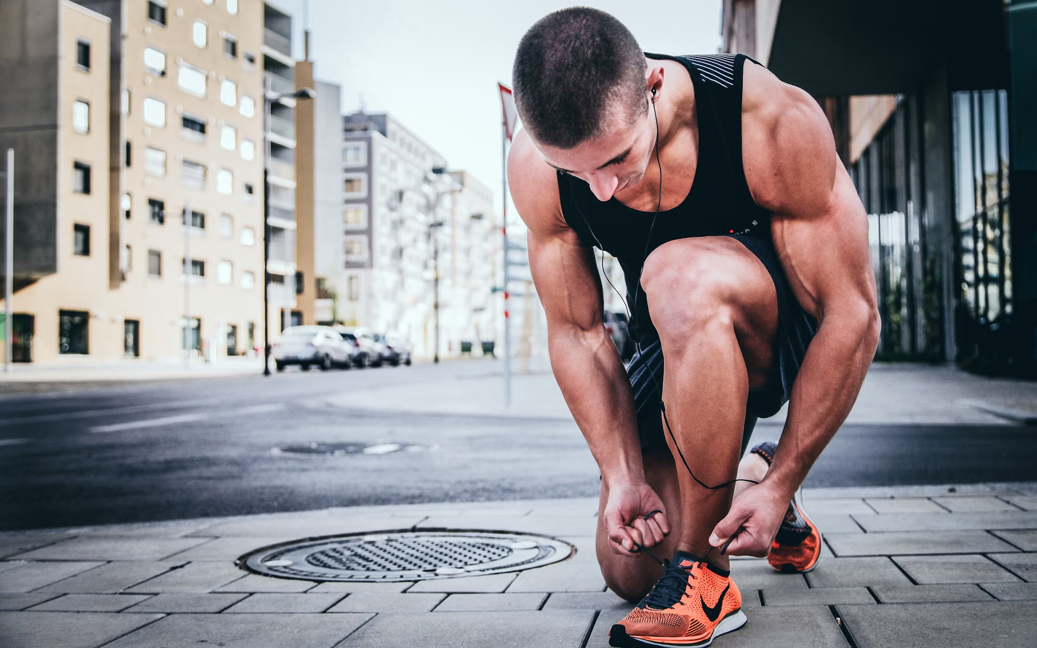 Un hombre se ata las zapatillas para correr.