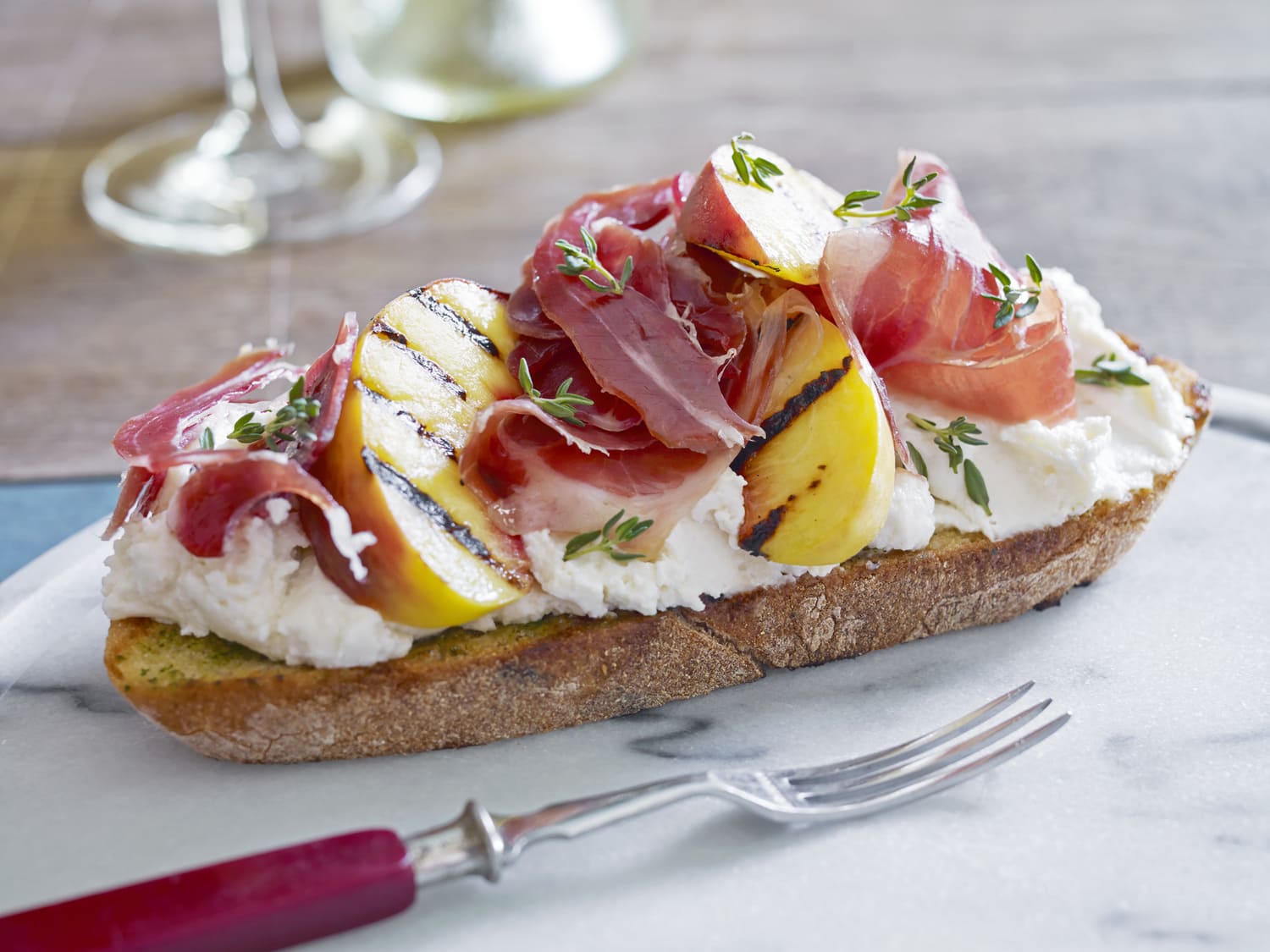 Crostini de ricota y melocotón asado