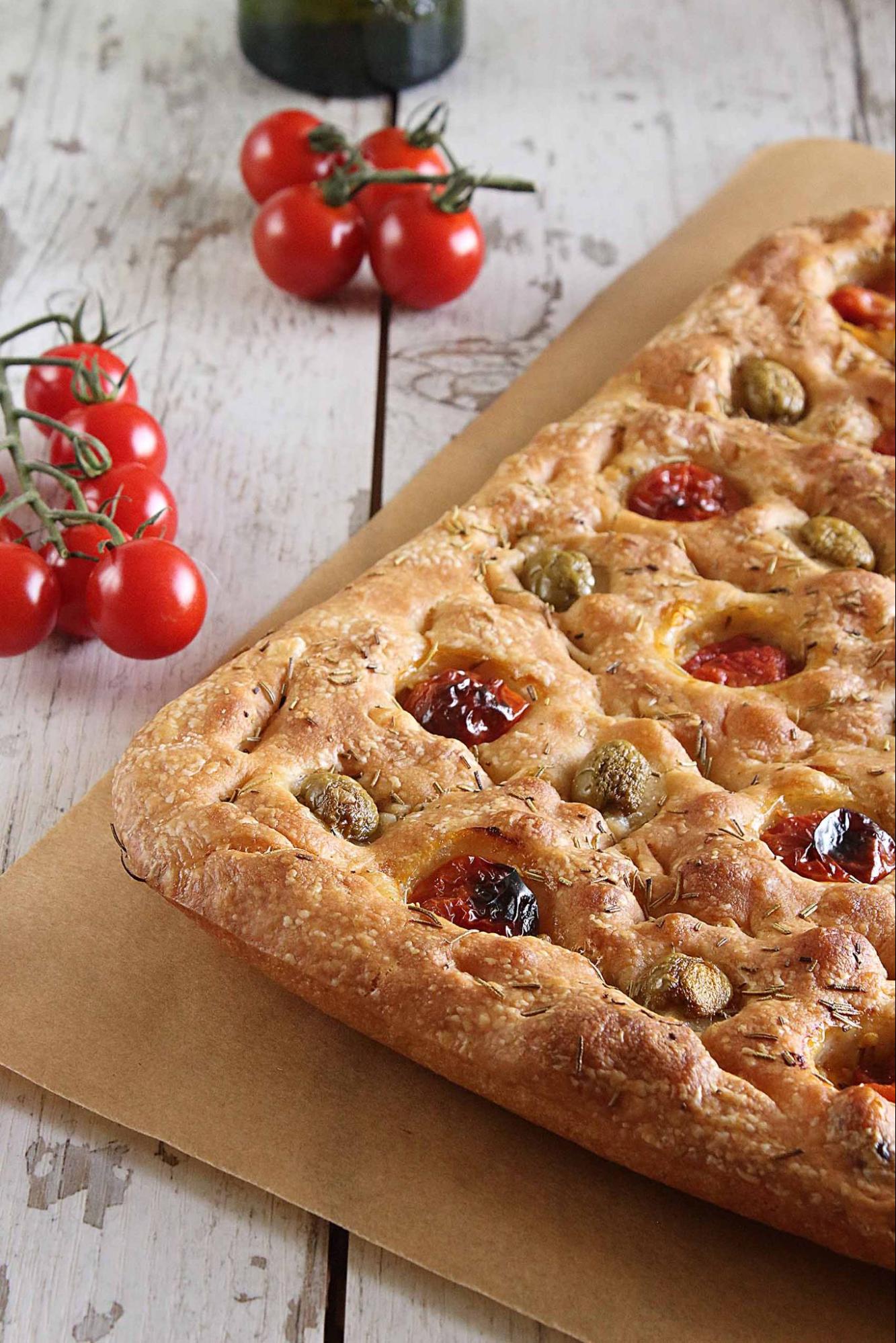 Focaccia con tomatitos y aceitunas. El aperitivo que siempre triunfa.