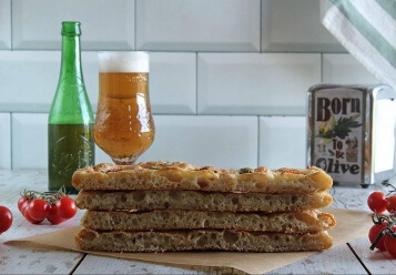 Focaccia con tomatitos y aceitunas. El aperitivo que siempre triunfa.