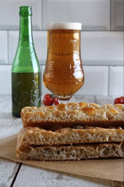 Focaccia con tomatitos y aceitunas. El aperitivo que siempre triunfa.